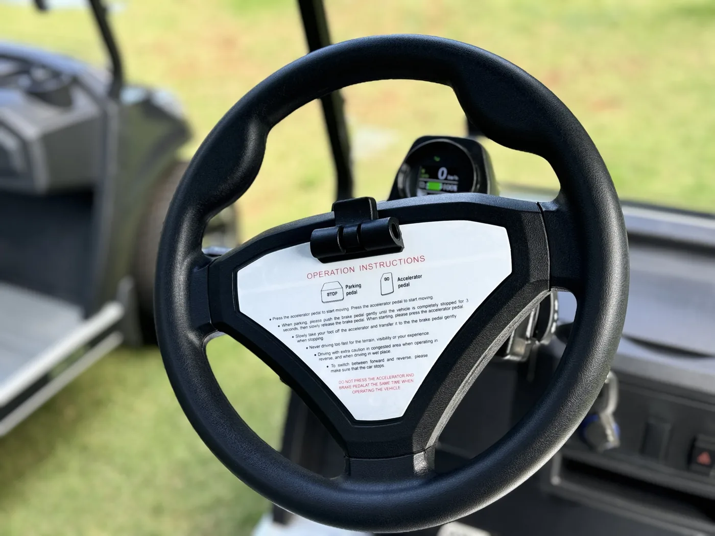 Volante com adesivo de instruções de operação do carrinho elétrico